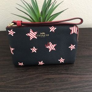 🔥Coach Corner Zip Wristlet w Americana Star Print